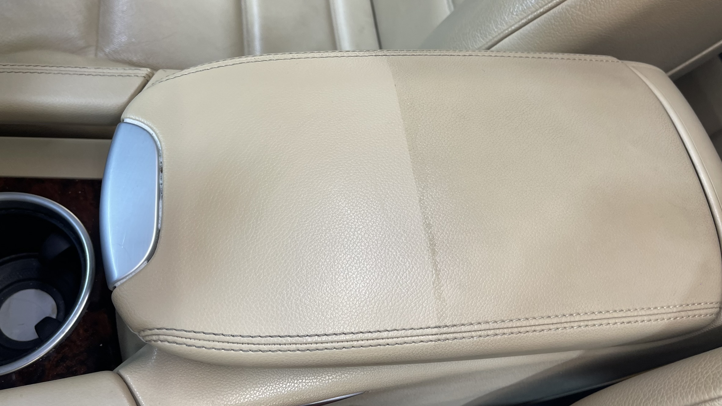 Detailing auto interior tapițerie piele